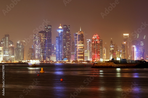 Doha, capitale du Qatar, by night © Lotharingia