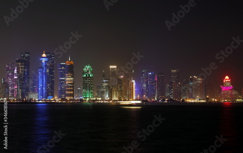 Doha, capitale du Qatar, by night © Lotharingia