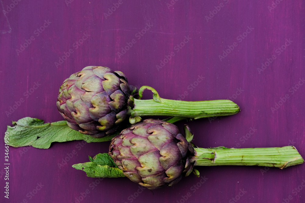 Obraz premium artichoke on a wooden board