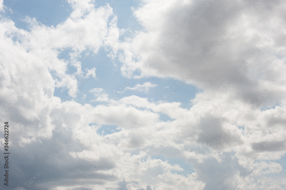 Obraz premium white clouds on a blue sky before a thunderstorm