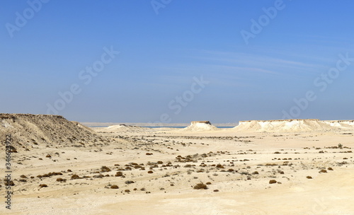 désert du Qatar et formation rocheuse