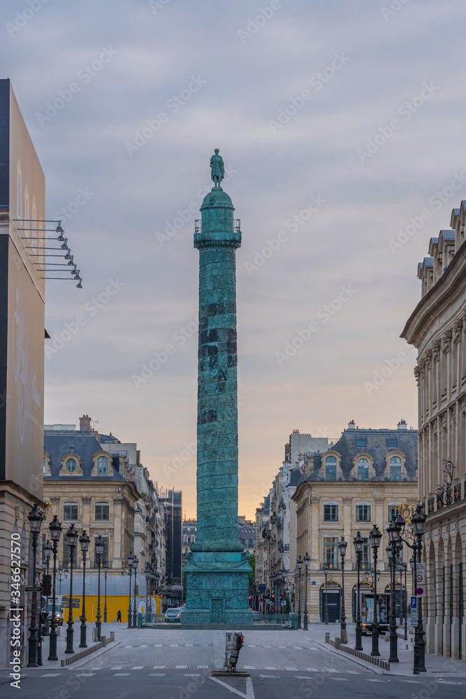 Obraz premium Paris, France - 06 05 2020: Place vendôme. Vendôme column at sunrise