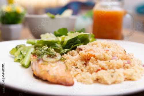 Salmão grelhado com cuzcuz marroquino e salada de folhas verdes