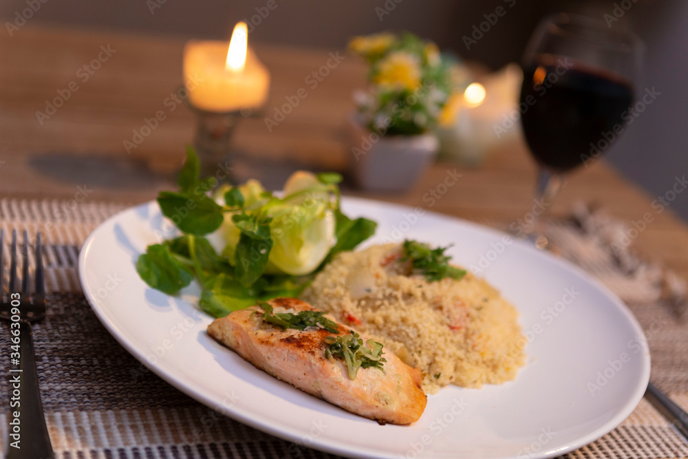 Salmão grelhado com cuzcuz marroquino e salada de folhas verdes Salmão grelhado com cuzcuz marroquino e salada de folhas verdes