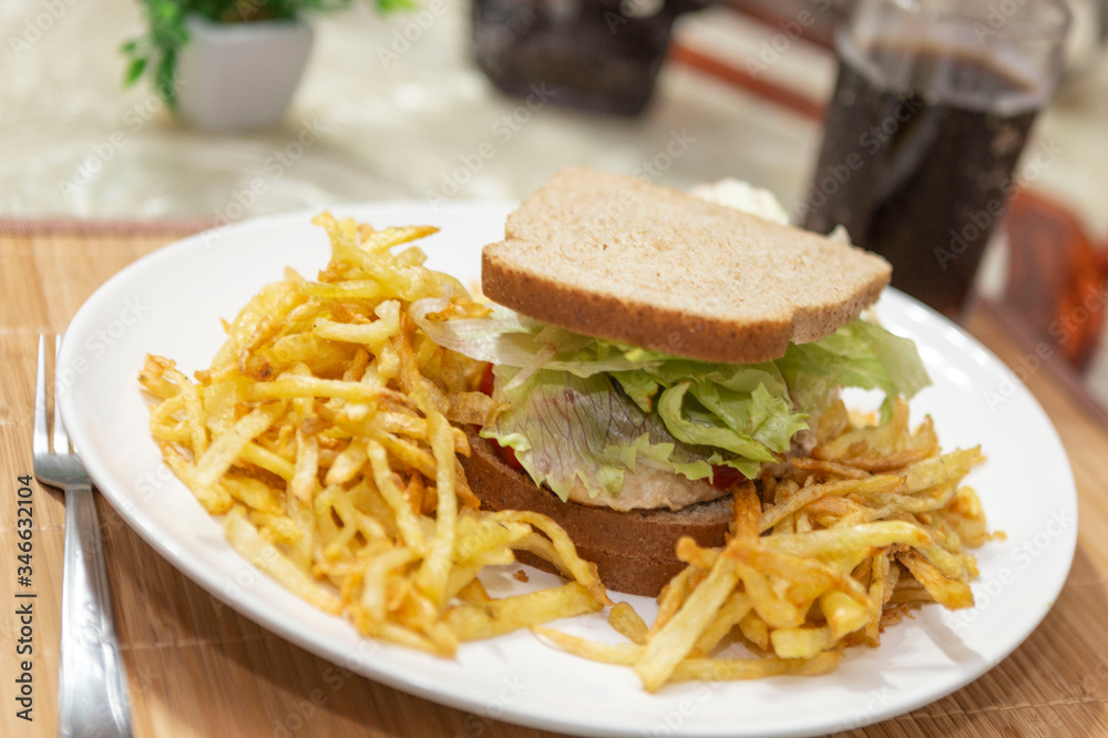 Hambúrguer - Cheese-salada - X-Salada com batatas fritas Hambúrguer - Cheese-salada - X-Salada com batatas fritas
