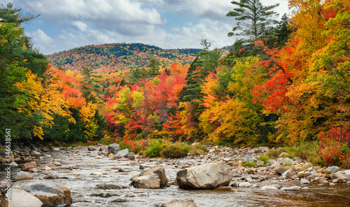 Fotografie Swift River in Autumn on the Kancamagus Scenic Highway - White Mountain New Hamp