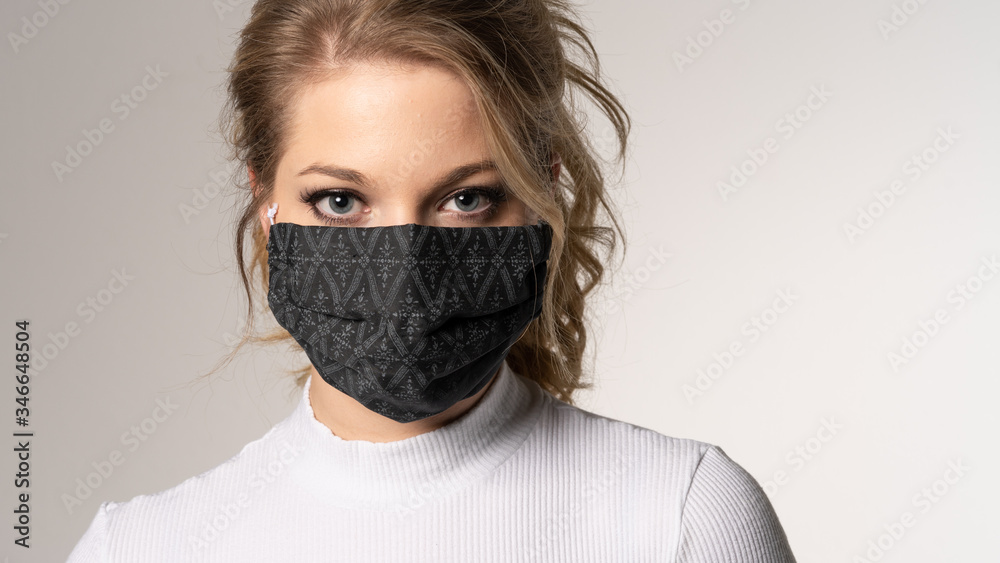 Frau mit Maske, Mundschutz, Nasenschutz schwarz aus Stoff Stock Photo |  Adobe Stock