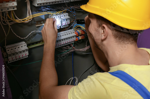 Male electrician with flash...