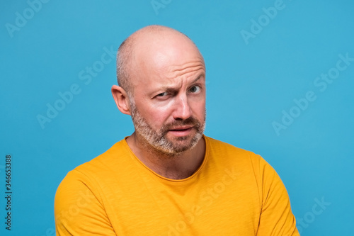 Quadro em tela mature man looking with mistrust does not believe in news