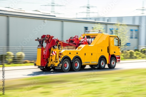 Obraz na płótnie Road Assistance Service. yellow tow truck . transport of evacuation of cars w salonie