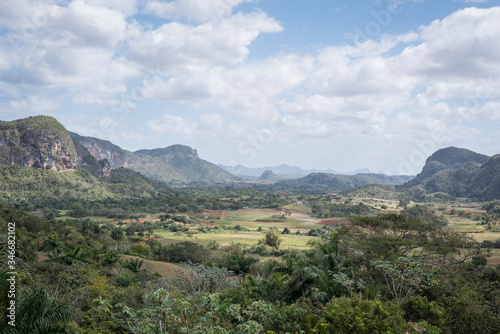 vista de las montañas en el valle de viñales cuba