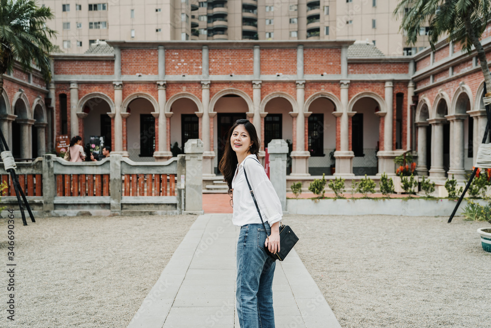 Φωτογραφία young attractive asian korean girl standing in front ground of traditional taiwanese old house