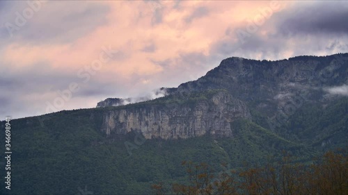 Timelapse de la chaine de montagne des alpes française ou l'on aperçoit le massif du vercors lors dún magnifique coucher de soleil photo