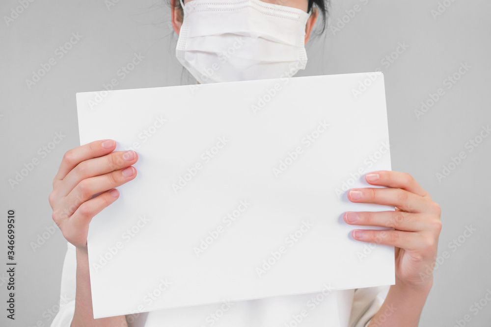 The person putting on a face mask holds the message board. マスクをつけた人が掲示板を持っている The person putting on a face mask holds the message board. マスクをつけた人が掲示板を持っている