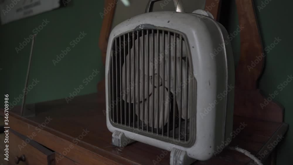 Ventilador antiguo dentro de la habitación