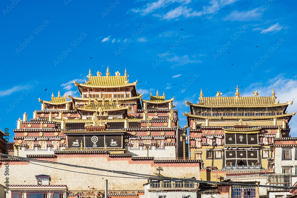 Obraz premium Songzanlin Temple or the Ganden Sumtseling Monastery also known as little Potala Palace in Lhasa, is a Tibetan Buddhist monastery located in Zhongdian city ( Shangri-La) Yunnan, China