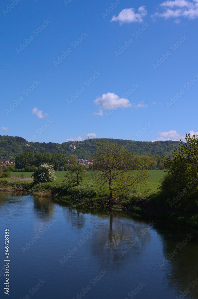 werra mit blick zur burg normannstein in treffurt thüringen