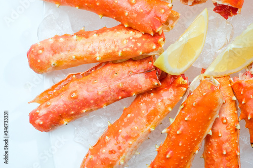 Fotografia crab on a white background laid out in a plate