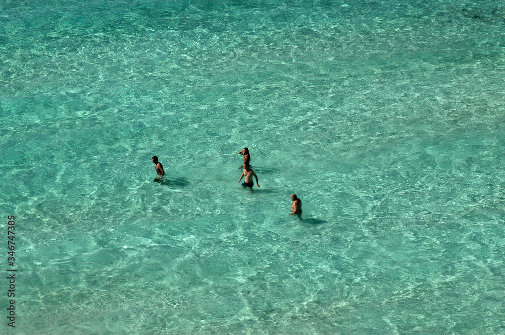 Bagnanti nel mare di Lampedusa (Spiaggia dei Conigli)