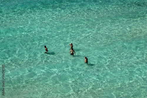 Bagnanti nel mare di Lampedusa (Spiaggia dei Conigli)