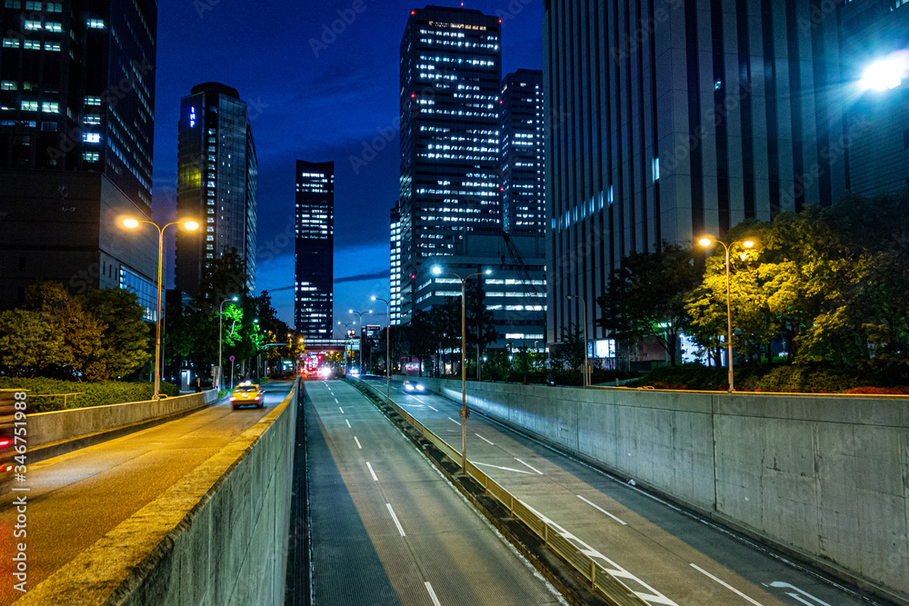 大阪の夜の道路