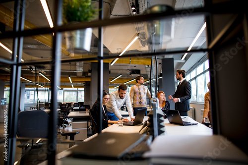 Canvas Print Group of young business people in the modern office