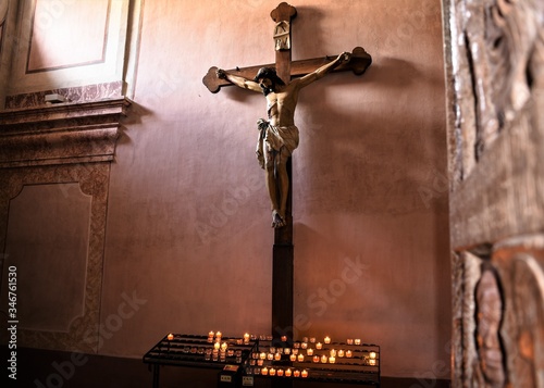 Schönes Kruzifix mit Kerzen - Symbol des Christentums und Ort der Besinnung und Gebete photo