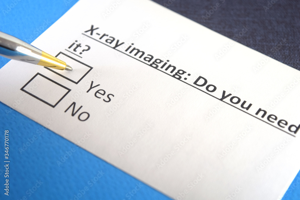 Obraz premium One person is answering question about xray imaging.