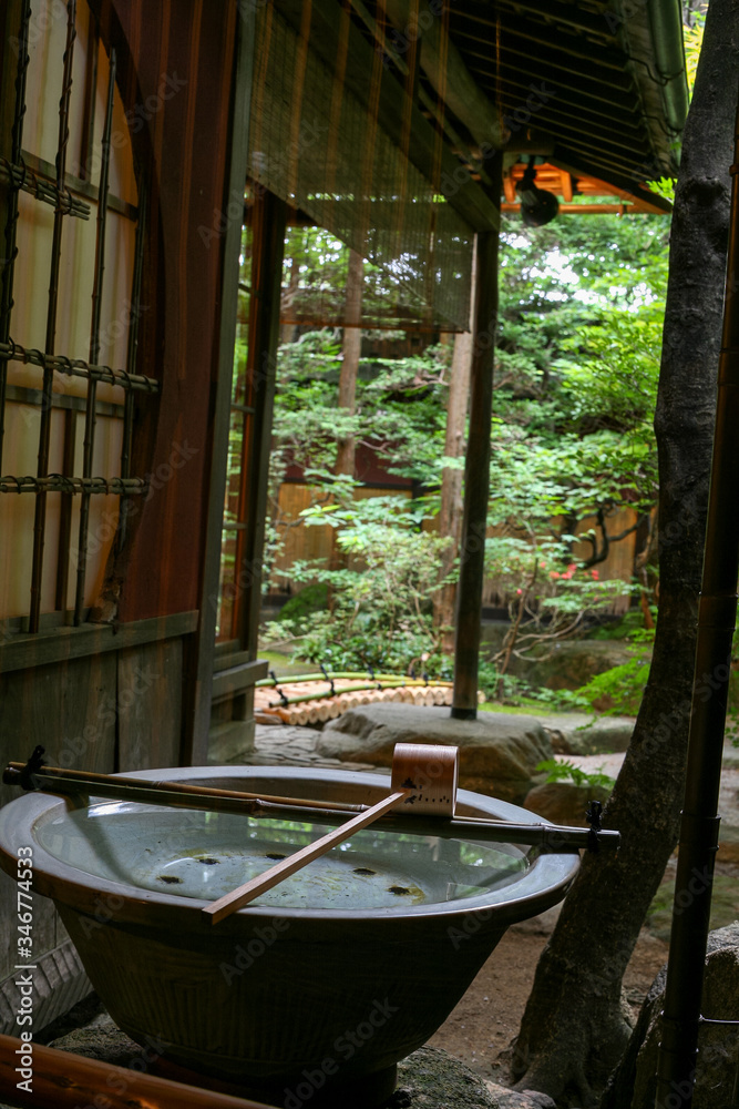 古い日本家屋のお手洗い場