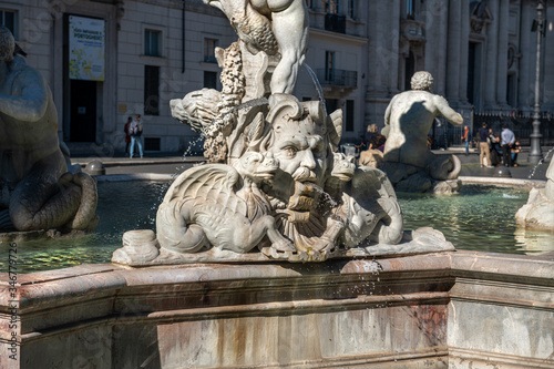 Przepięknie rzeźbione fontanny oraz katedra na Piazza Navonna w Rzymie. Słoneczny letni dzień. Włochy, Europa
