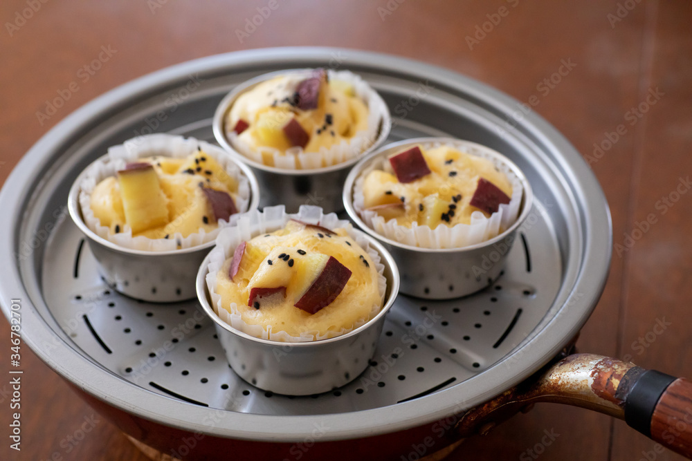 自宅でお菓子作り　さつまいも蒸しパン　蒸し器に乗った蒸したての蒸しパン