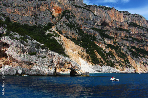 Le scogliere uniche che si possono ammirare durante le gite in barca nello splendido mare del Golfo di Orosei, eccoci a Cala Goloritze in Sardegna, in Italia. photo