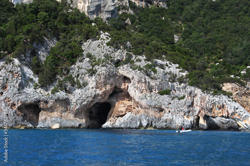 Le scogliere uniche che si possono ammirare durante le gite in barca nello splendido mare del Golfo di Orosei, eccoci a Cala Goloritze in Sardegna, in Italia. photo