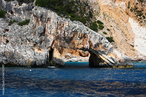 Le scogliere uniche che si possono ammirare durante le gite in barca nello splendido mare del Golfo di Orosei, eccoci a Cala Goloritze in Sardegna, in Italia. photo