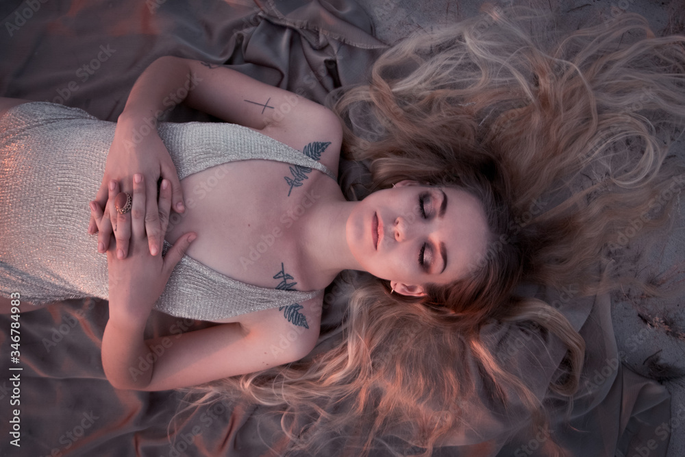 Naklejka premium young woman lying on a beach