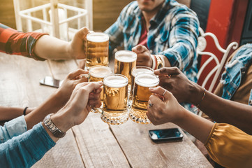 Fotobehang Kroeg Gezellige groep proost in brouwerij  © Davide Angelini