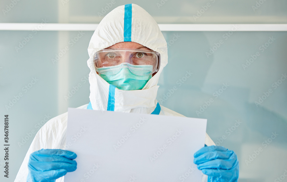 Mediziner in Klinik hält Coronavirus Warnung in den Händen Mediziner in Klinik hält Coronavirus Warnung in den Händen