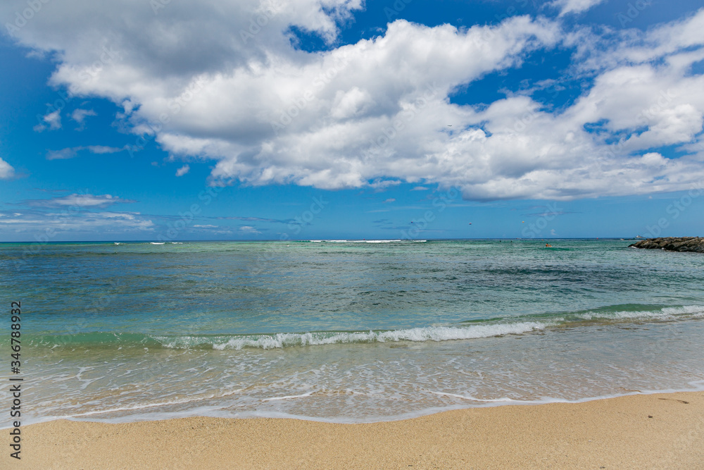 ハワイのエメラルドグリーンのビーチ