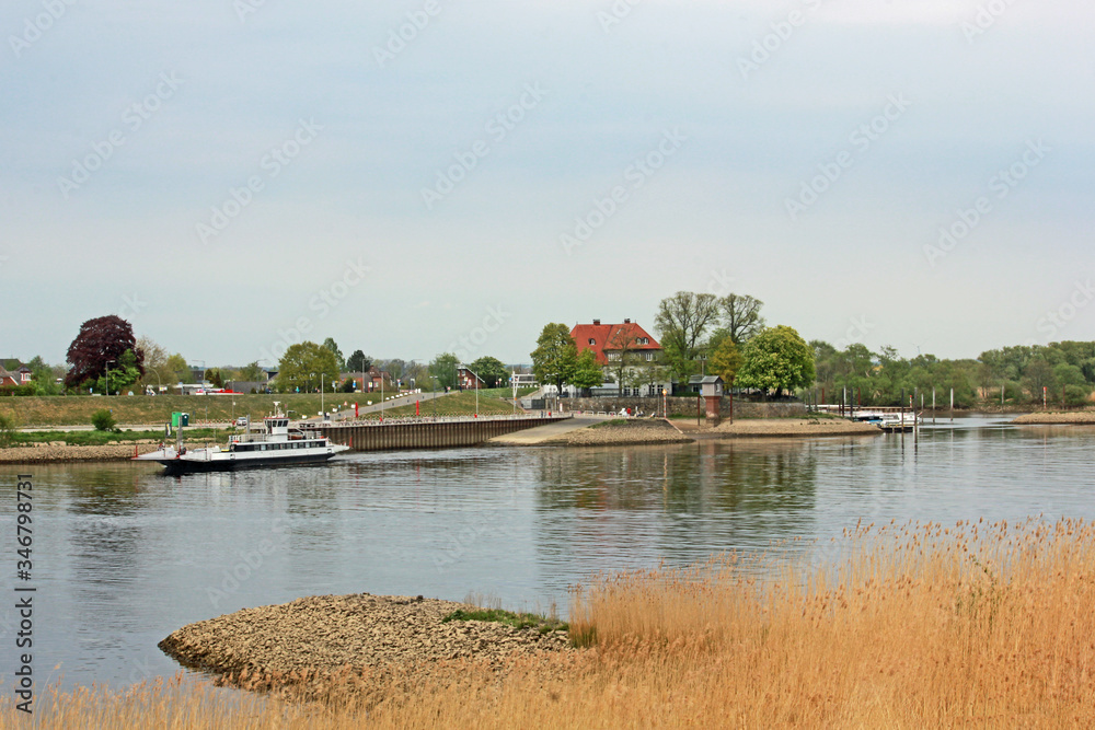 Obraz premium Zollenspieker Fährhaus an der Elbe mit Fähre (1252, Hamburg) 