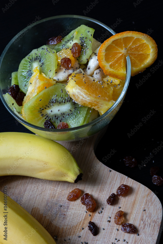 Mix de frutas saludables, receta para la primavera con cambur, chia, naranja, kiwi y pasas secas Mix de frutas saludables, receta para la primavera con cambur, chia, naranja, kiwi y pasas secas