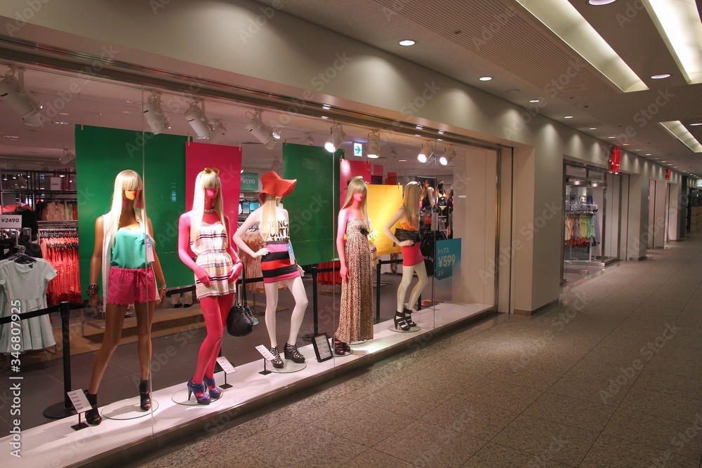 Yokohama Japan May 10 12 H M Store Window Display In Yokohama Japan H M Was Founded In 1947 It Employs 87 000 People Foto De Stock Adobe Stock Yokohama Japan May 10 12 H M Store Window Display In Yokohama Japan H M Was Founded In 1947 It Employs 87 000 People Foto De Stock Adobe Stock