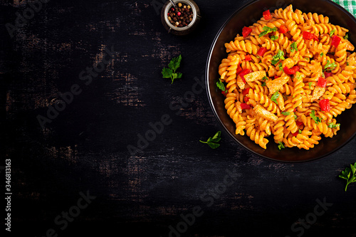 Quadro su tela Fusilli pasta with chicken and sweet pepper in tomato sauce