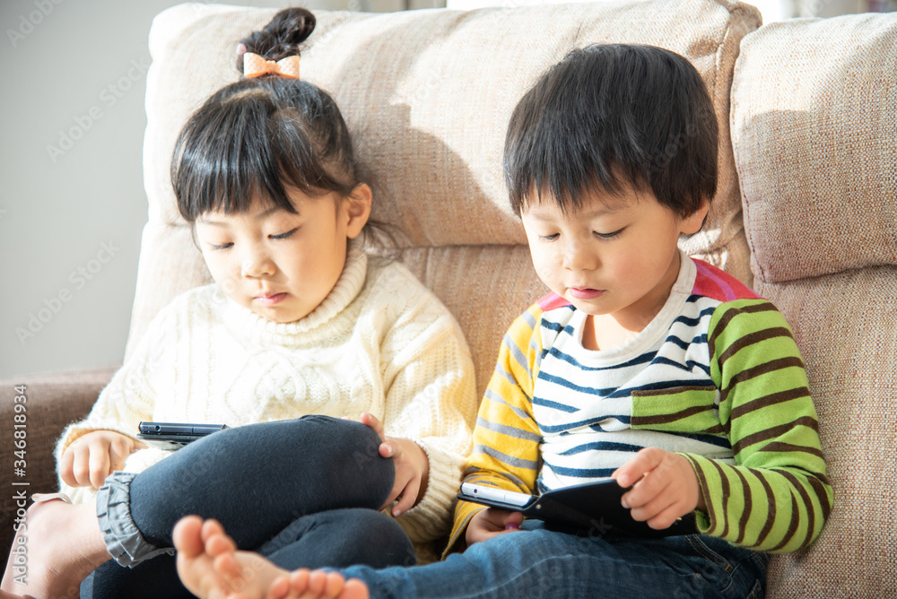 スマホに夢中な子供 スマホに夢中な子供