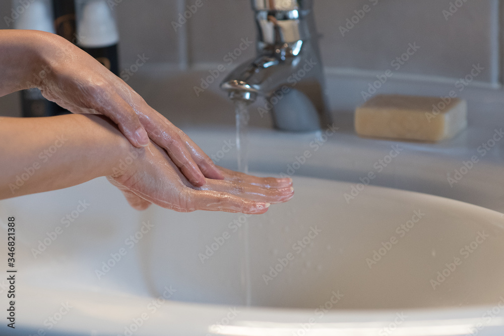 Handwäsche mit Seife am Waschenbecken Handwäsche mit Seife am Waschenbecken