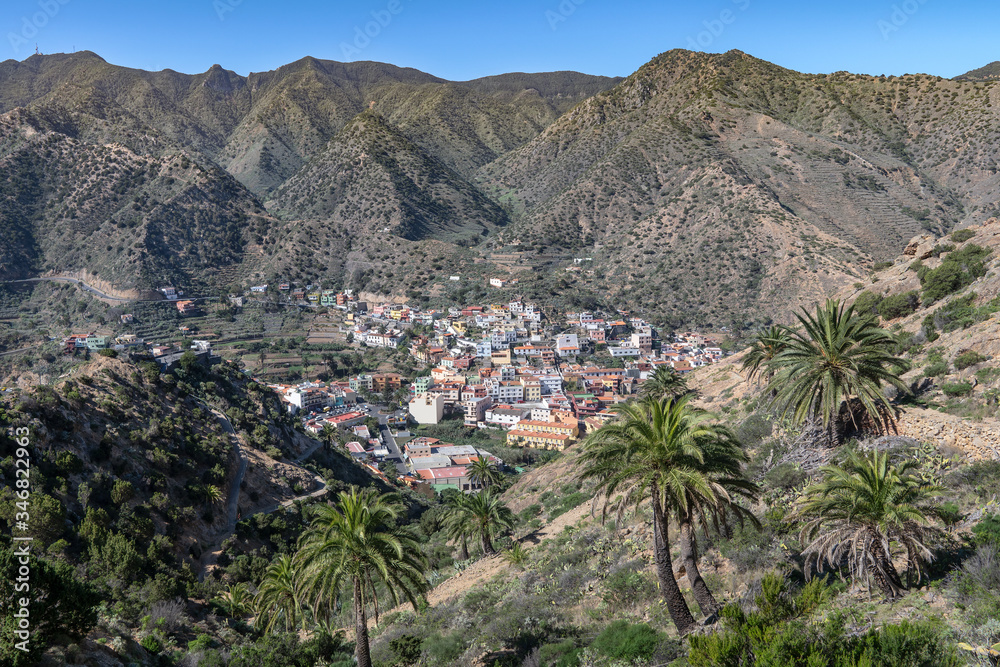 La Gomera - Blick auf Vallehermoso inmitten der Berge, aufgenommen vom Wanderweg zum Roque El Cano im Nordwesten der Kanarischen Insel