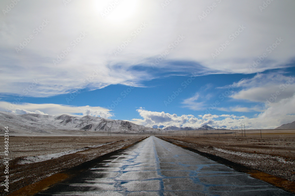 Φωτογραφία The sky is clear after snow, the snowy mountains in the distance, the blue sky a
