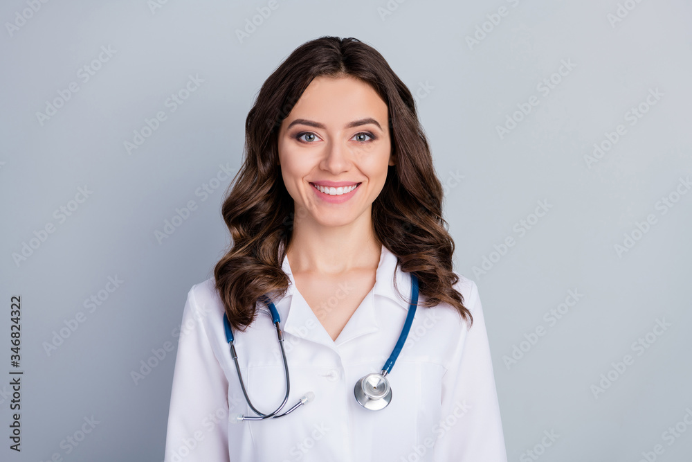Close-up portrait of her she nice-looking attractive lovely pretty cute cheerful cheery wavy-haired girl doc clinic hospital specialist expert isolated over grey pastel color background Close-up portrait of her she nice-looking attractive lovely pretty cute cheerful cheery wavy-haired girl doc clinic hospital specialist expert isolated over grey pastel color background