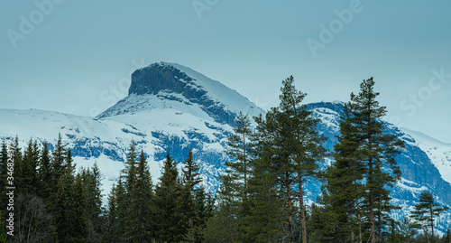 Szczyt górski w górach skandynawskich pokryć śniegiem w okolicy Hemsedal