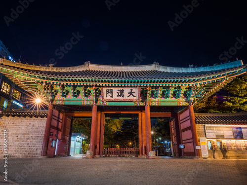 Night Royal palace in Seoul. National Korean buildings on sunset © Dmytro