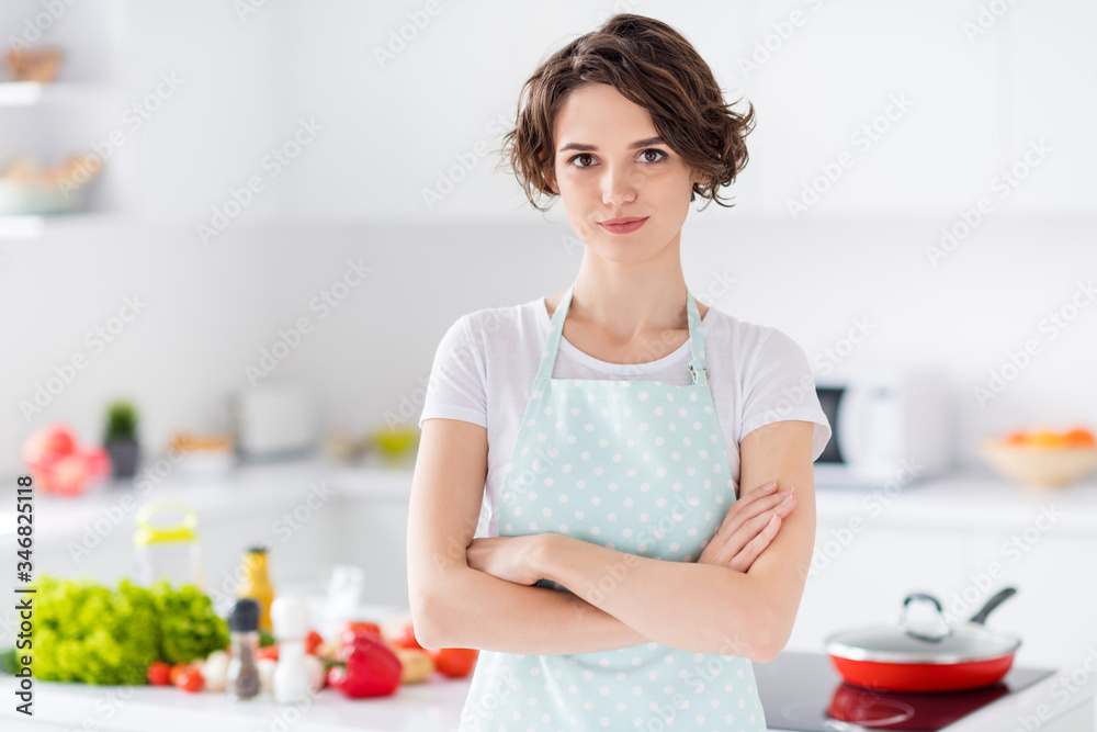 Photo of beautiful bobbed hairdo housewife holding arms crossed enjoy morning cooking tasty dinner family meeting wear apron t-shirt stand modern kitchen indoors